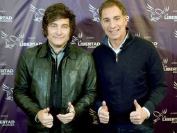 El violeta Javier Milei y el colorado Diego Santilli.