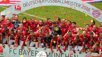 bano de cerveza: los alocados festejos del bayern munich tras otro campeonato bano de cerveza: los alocados festejos del bayern munich tras otro campeonato