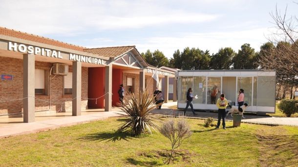 Pese a estar exhausto por la pandemia, a un médico no le faltó amor: la cariñosa receta con la que curó a una nena