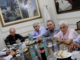cgt reunificada: sus dirigentes presentaran un documento conjunto con reclamos a macri cgt reunificada: sus dirigentes presentaran un documento conjunto con reclamos a macri
