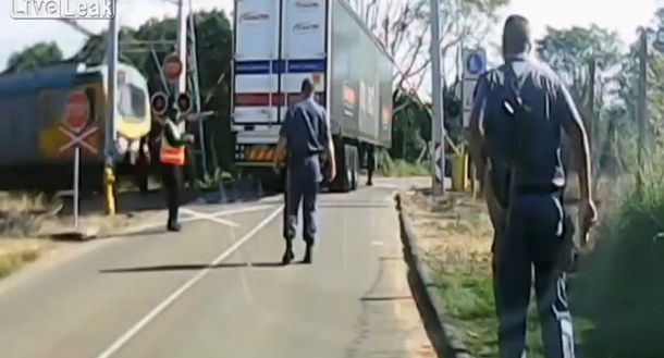 VIDEO: Un tren no frenó y chocó a un trailer que se habían dejado en las vías
