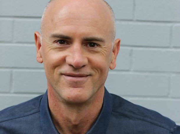 Un gurú de la reconversión sexual para gays salió del clóset y dejó a su mujer