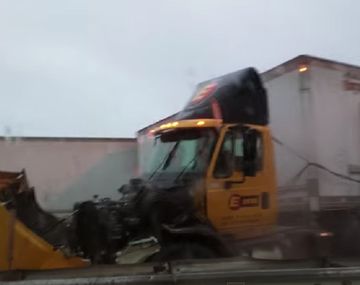 VIDEO: Un hombre filmó cómo un camión fuera de control casi lo aplasta