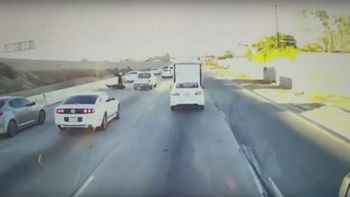 video: iba en la moto, una camioneta lo choco y el se paro y se le tiro arriba video: iba en la moto, una camioneta lo choco y el se paro y se le tiro arriba