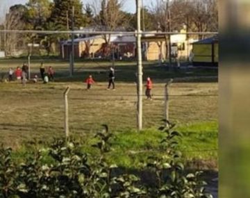 Una enfermera con coronavirus denuncia que juegan al fútbol frente a su casa: Se burlan de nosotros