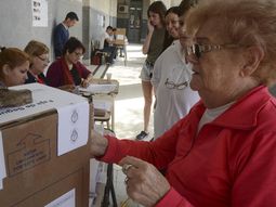 A una hora del cierre, votó el 70% del padrón electoral