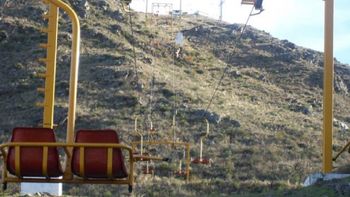 nena viajo 300 metros colgada de una aerosilla nena viajo 300 metros colgada de una aerosilla