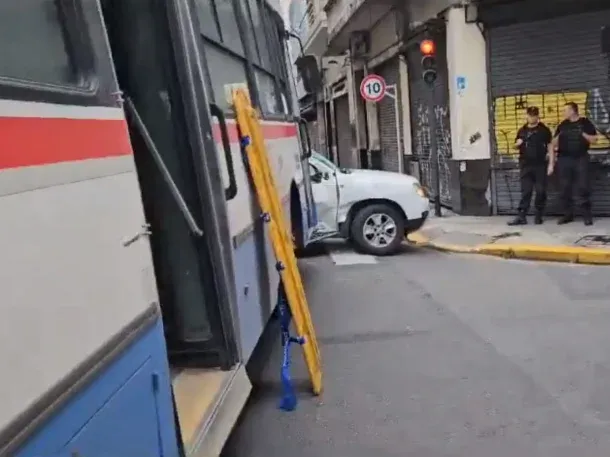 Monserrat: así fue el choque entre un colectivo y una camioneta que dejó 13 heridos