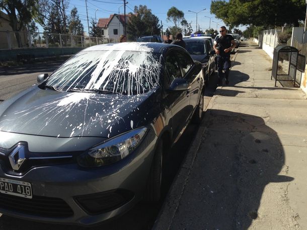 El conductor de un Renault Fluence estacionó el auto frente al garage de una casa y le arrojaron pintura.