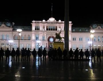 Tensión en Plaza de Mayo. Crédito: @rparrottino