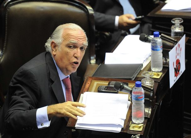 La oposición denunció fraude y una jornada bochornosa