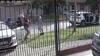 impactante robo en lanus: dispararon al aire y la victima respondio con un botellazo impactante robo en lanus: dispararon al aire y la victima respondio con un botellazo