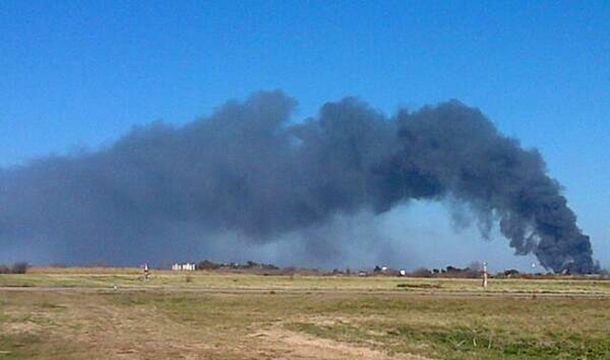 Continúa el feroz incendio en una fábrica de embutidos de Villa Tesei