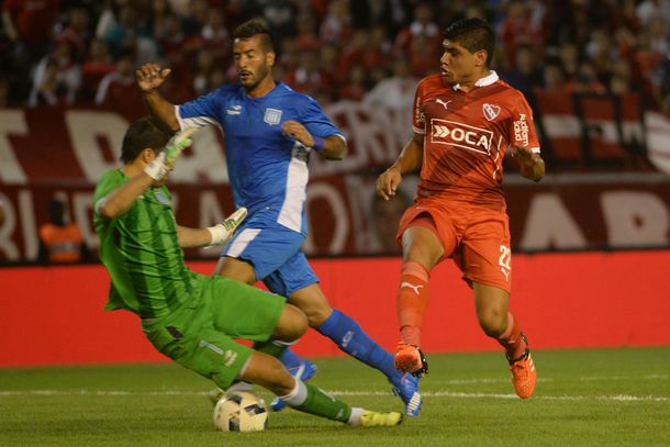 Racing hizo valer el hombre de más y derrotó por 3-1 a Independiente