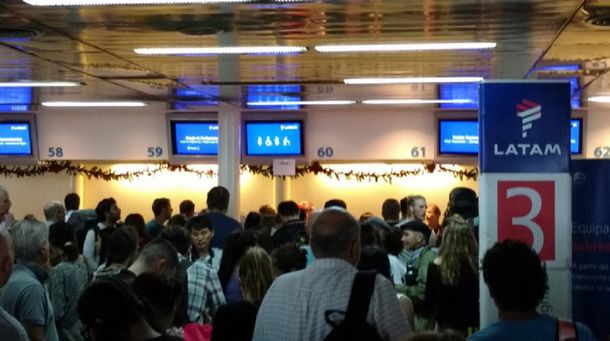 Latam canceló todos sus vuelos hasta el mediodía de este lunes en Aeroparque