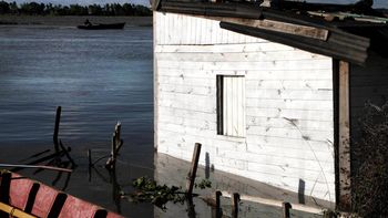 unas 800 familias evacuadas por la crecida del rio parana unas 800 familias evacuadas por la crecida del rio parana