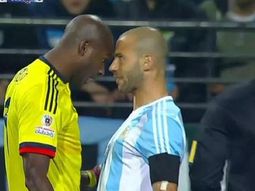 mascherano en la cara de un colombiano: ¿que te pasa? mascherano en la cara de un colombiano: ¿que te pasa?