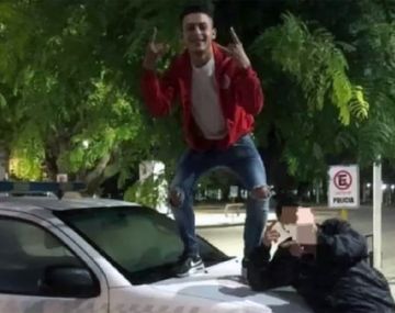 Se montó en el capot de un patrullero