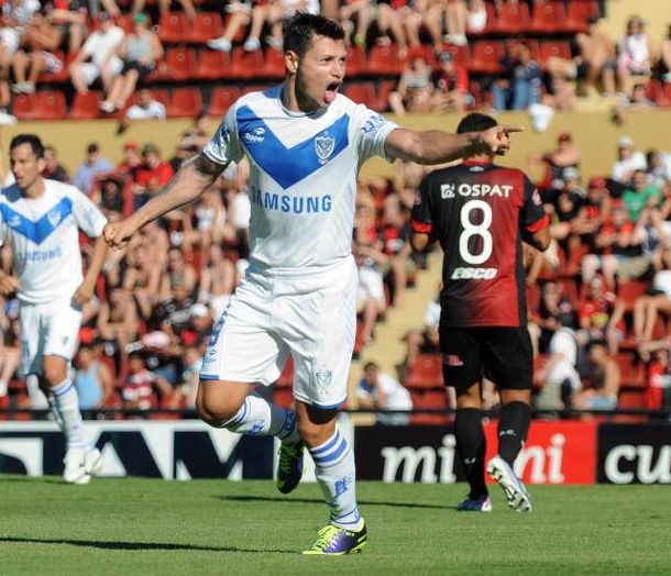 Vélez le ganó a Colón en Santa Fe y mantiene su chance
