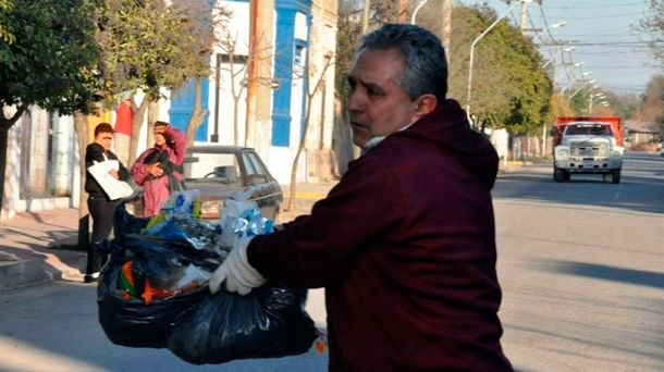 Un intendente cordobés recolecta la basura por un paro de estatales