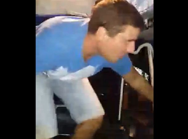 Un camionero irresponsable hace piruetas al volante en la ruta