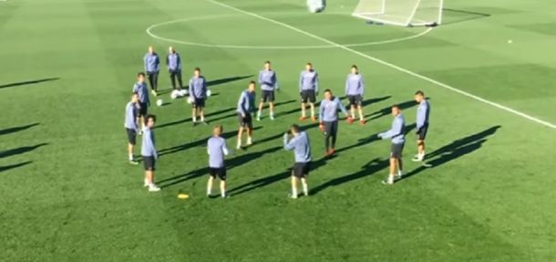 El arquero vio al periodista y le tiró un pelotazo