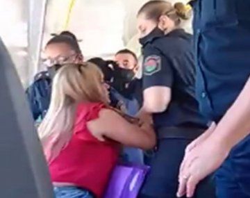 Bajaron a una mujer del colectivo por negarse a usar barbijo