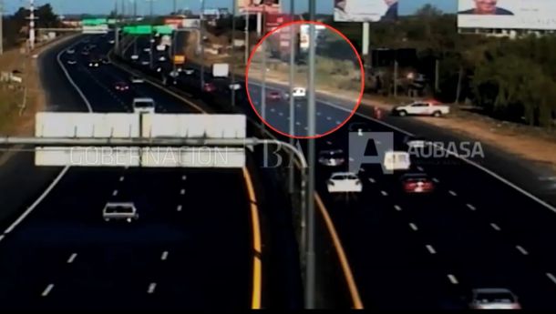 Encerró una moto en la autopista y salieron despedidos: mirá el video