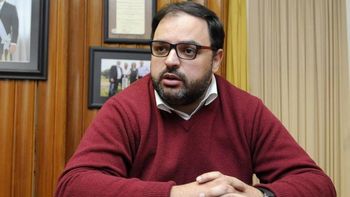 Charles Carrera, senador por el Frente Amplio (FA) en el Parlamento del Uruguay, declaró en el Caso Astesiano. Charles Carrera, senador por el Frente Amplio (FA) en el Parlamento del Uruguay, declaró en el Caso Astesiano.