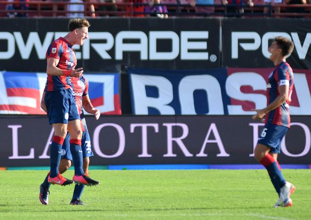 Andrés Vombergar festeja su gol en el partido que están jugando San Lorenzo y Arsenal por la primera fecha del campeonato de primera división.