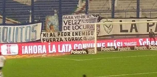 Ni al peor enemigo: el mensaje de la hinchada de Vélez para Torrico