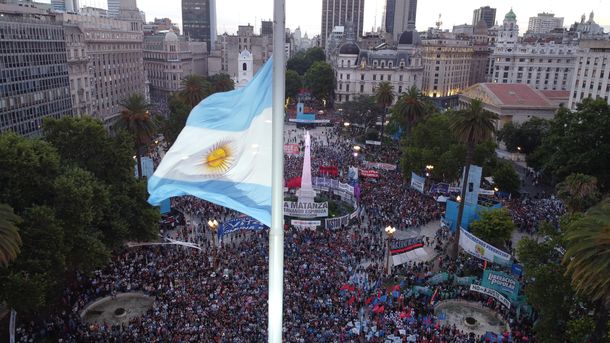 Democracia para siempre: las fotos del acto en Plaza de Mayo