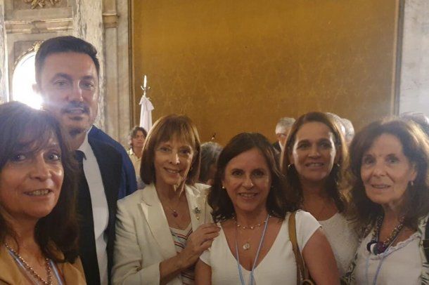 A poco del Día de la Memoria, Luis Petri se posó con Cecilia Pando y otras mujeres que piden liberar genocidas