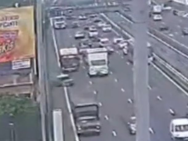 Video: perdió el control, cruzó la Autopista 25 de Mayo y fue evacuado en helicóptero