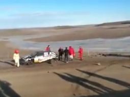 Una camioneta casi provoca una tragedia en una carrera de autos