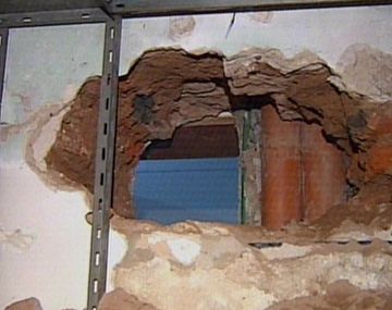 El boquete hecho en uno de los comercios