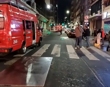 Tres dotaciones de bomberos acudieron al lugar para socorrer el fuego que alcanzó los pisos 6, 7, 8 y 9.