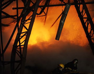 Logran controlar un incendio en una fábrica de vidrios