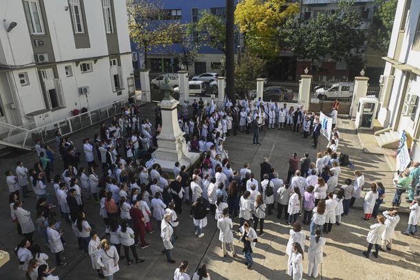 Abrazo al Hospital Gutiérrez para pedir seguridad edilicia