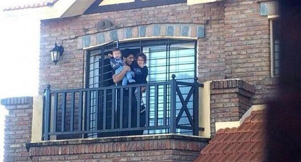 Luis Suárez saludó a cientos de fanáticos desde el balcón de su casa