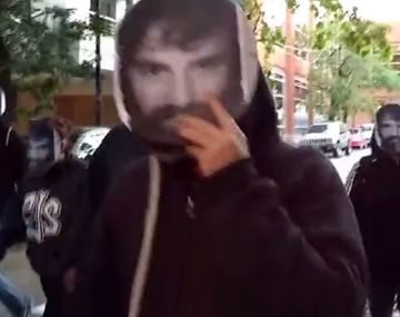 Con máscaras de Maldonado: el video del escrache que evitó Patricia Bullrich