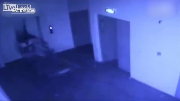 Perdió el control de un vehículo eléctrico y cayó en el agujero de un ascensor&nbsp;