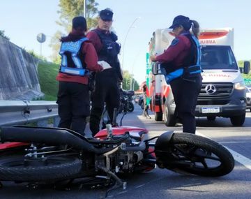 Un motociclista quedó con fractura expuesta en la General Paz tras chocar con un auto
