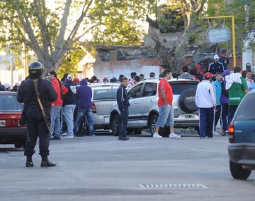 Detienen a 37 barras del Rojo y suspenden el partido con Unión