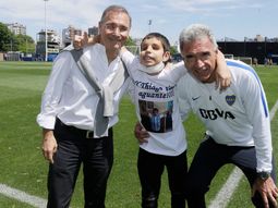 Thiago Boneiro junto al vice de Boca y el preparador físico.