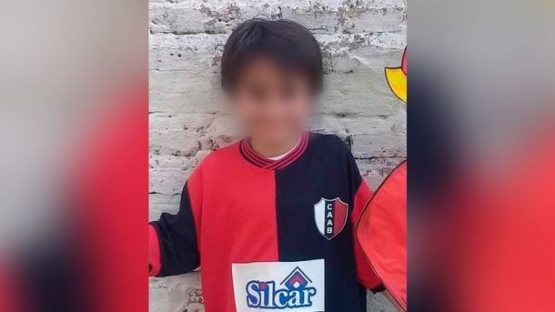 Le robaron la pelota de fútbol a un nene cuando jugaba y su madre pide que se la devuelvan