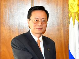 Wang Gang, embajador chino en Uruguay. Wang Gang, embajador chino en Uruguay.