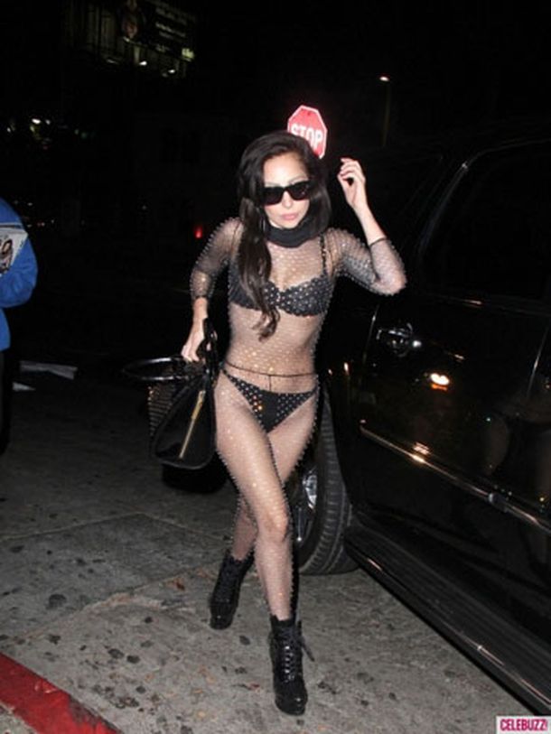 ¿No tiene frío? Lady Gaga fue a cenar con muy poca ropa