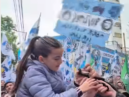 cristina kirchner le tiro por el balcon un regalo a una nena que fue a saludarla: ¿que le dio?