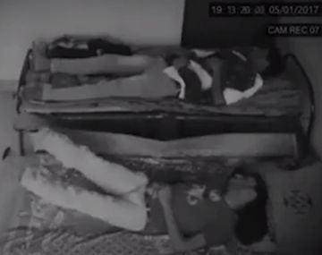 Presunto fantasma levanta las piernas de ese hombre mientras dormía